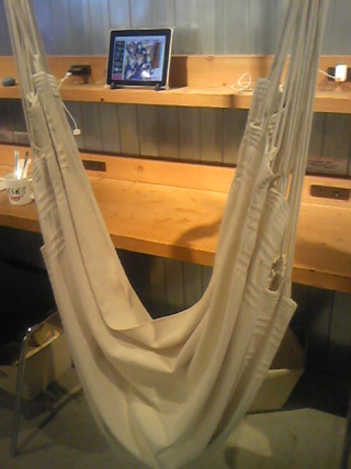 Illustration for article titled Japan's Hammock Cafes Are Perfect for Lazy People